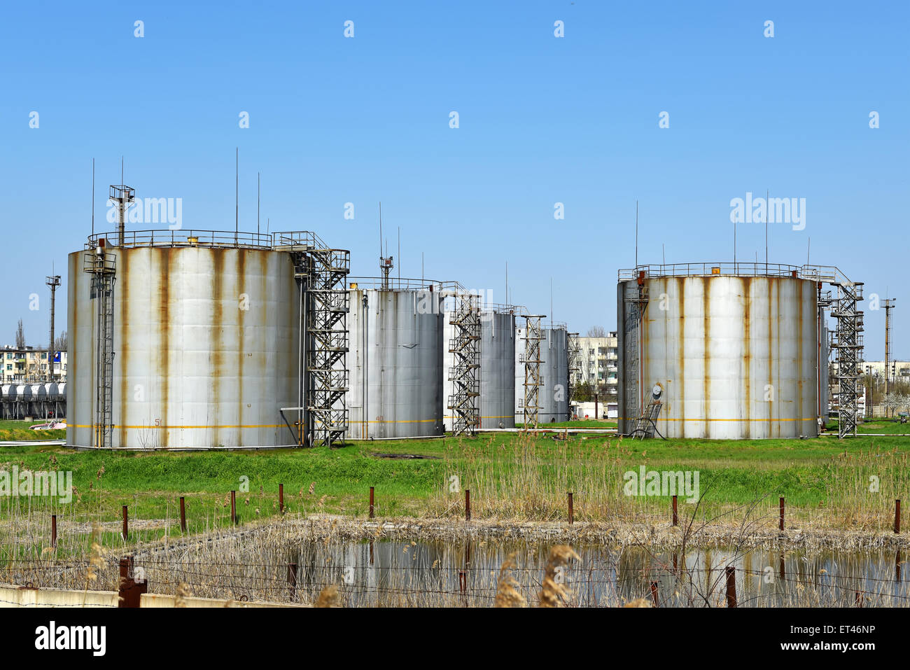 Crude oil storage tanks hires stock photography and images Alamy