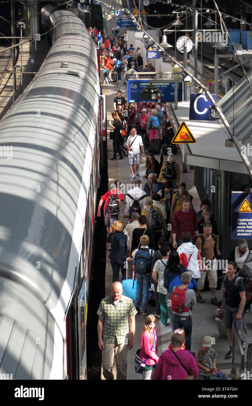 Hamburg, Germany, travelers on a platform of the Hauptbahnhof Stock Photo