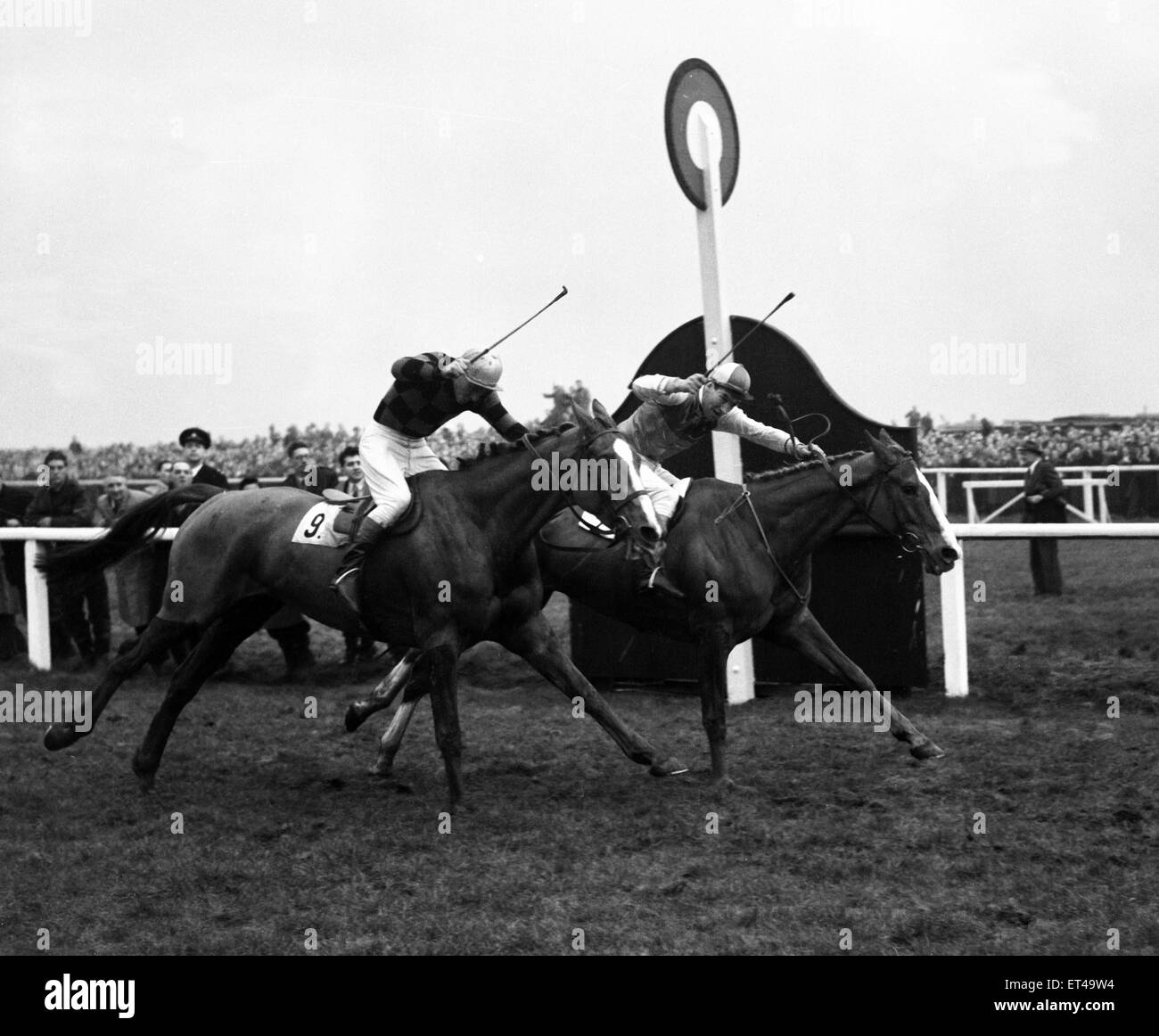 Grand National 1954, won by ROYAL TAN and Bryan Marshall,  Aintree, Liverpool, Saturday 27th March 1954. Stock Photo