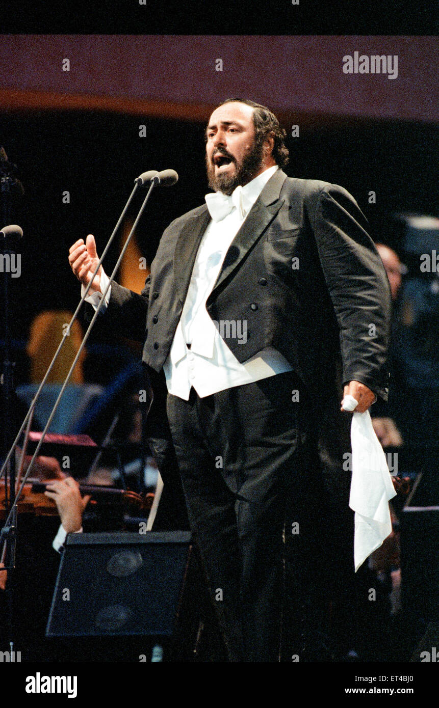 Luciano Pavarotti, the Italian operatic tenor, singing at an outdoor concert in London's Hyde Park. This was a free concert to celebrate his 30 years in opera. 30th July 1991. Stock Photo