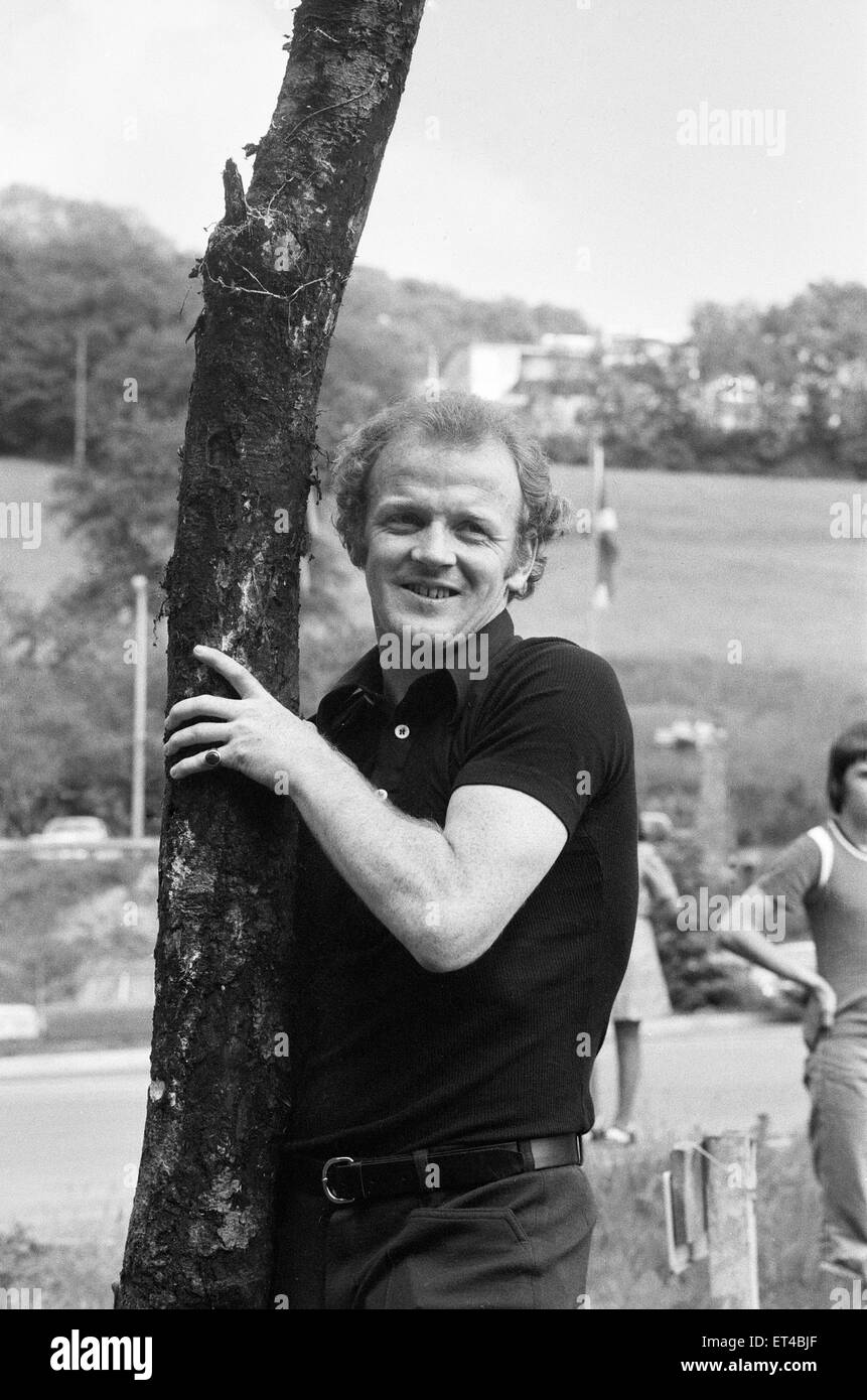 1974 World Cup tournament in West Germany. The Scotland football team relaxing at their Weilnau Hotel  in Frankfurt. Billy Bremner tossing the caber in the grounds of the hotel. 17th June 1974. Stock Photo