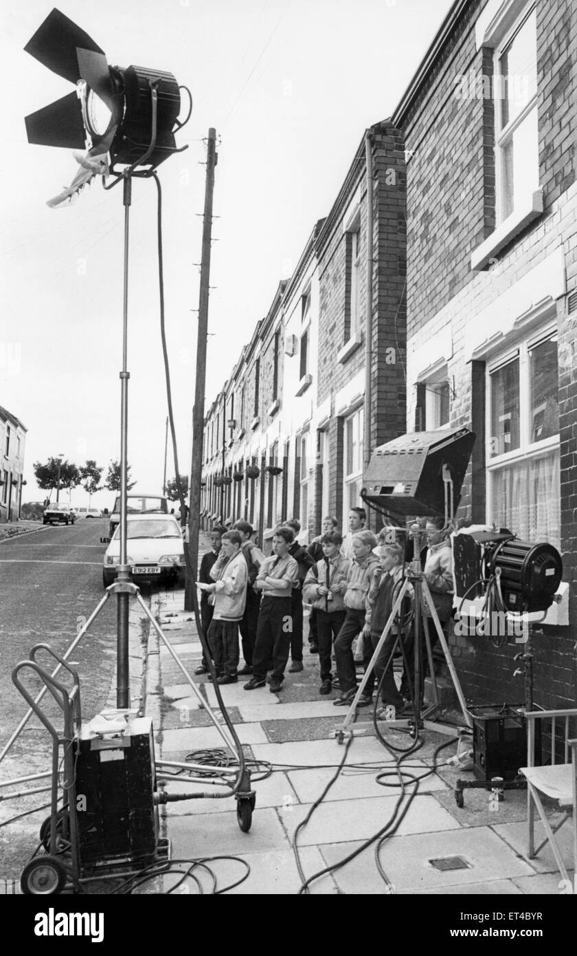 Local children and their friends gather on Elswick Street, Dingle, to see the cast and crew of the BBC hit comedy Bread filming for the next series. 10th July 1988 Stock Photo