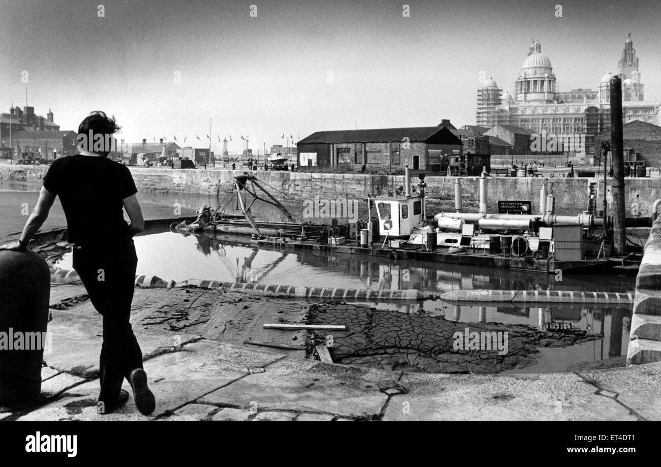 Liverpool Albert Dock re-development, work begins to dredge the docks, Merseyside. 17th September 1982. Stock Photo