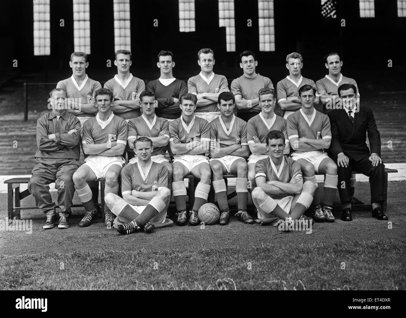 Leicester City  team group photograph who will contest the 1961 FA Cup Final.  Back row: (left to right): Tony Knapp, Ian King, George Heyes, Ken Keyworth, Gordon Banks, Len Chalmers, Derek Hines Front: Dowdells (trainer), Colin Appleton, Howard Riley, Albert Cheesebrough, Ken Leek, Jimmy Walsh, Gordon Wills, Matt Gillies (manager); Seated: Ian White, Richie Norman. May 1961. Stock Photo