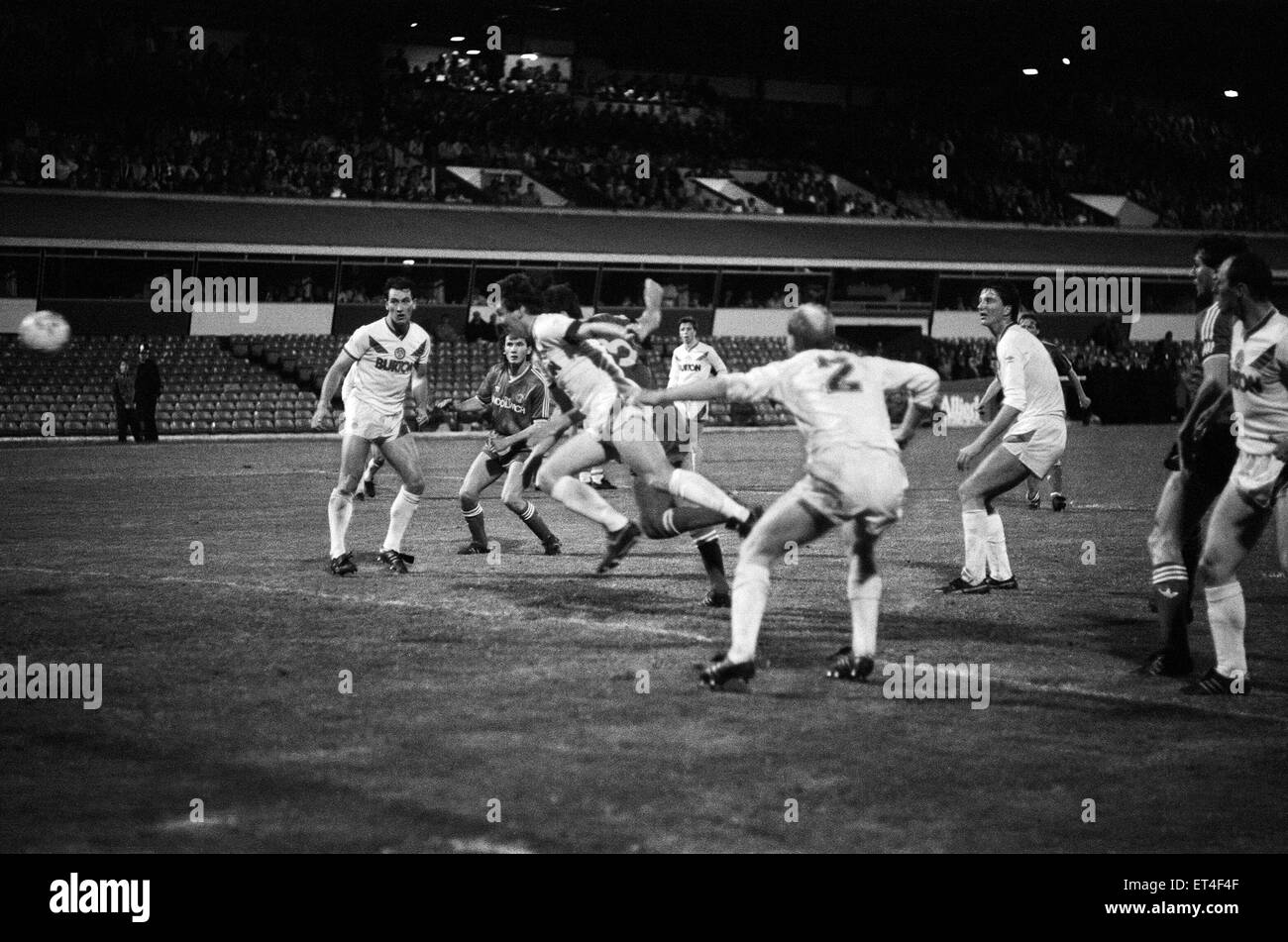 Division One Play Off replay match at St Andrews. Charlton Athletic 2 v Leeds United 1 aet.  Peter Shirtliff settles the match with a  bullet  header, with John Pearson and former Charlton captain Mark Aizlewood failing to stop him scoring his second. 29th May 1987. Stock Photo