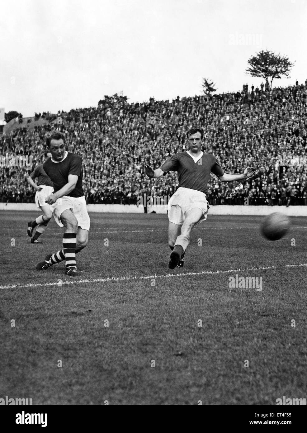 Jimmy Gauld, Charlton Athletic's inside right, (left) shoots for goal, while an Everton defender rushes in to intercept.  29th September 1956. Stock Photo