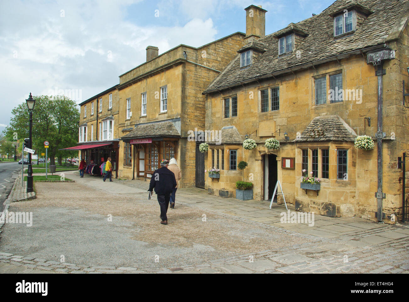 Broadway cotswolds high street hi-res stock photography and images - Alamy