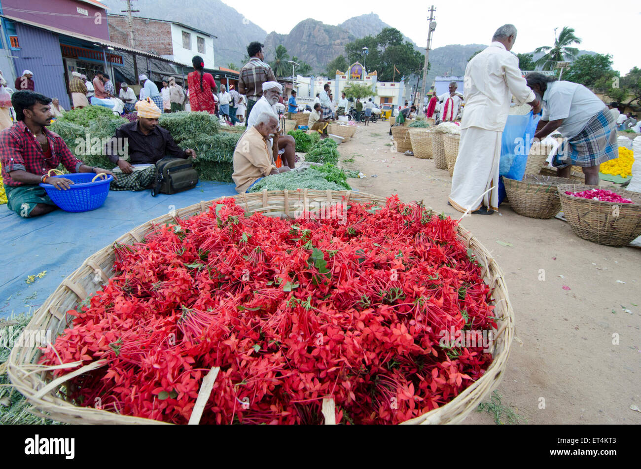 men buy and sell flowers at thovalai flower market Stock Photo Alamy