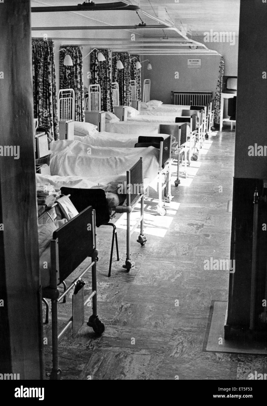 A ward in Preston Hospital, North Shields, Tyne and Wear. 19th August 1974. Stock Photo