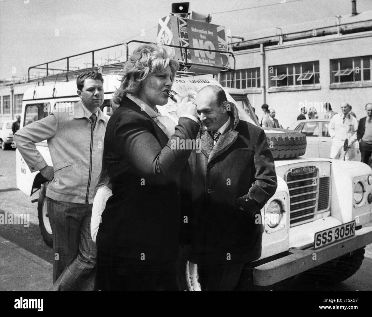 Unlikely lads, Jim Sillars (Labour), left Margo MacDonald (SNP) and Teddy Taylor (Conservative) at Glasgow Hillington Industrial Estae during an Anti Common Market rally 27th May 1975 Stock Photo