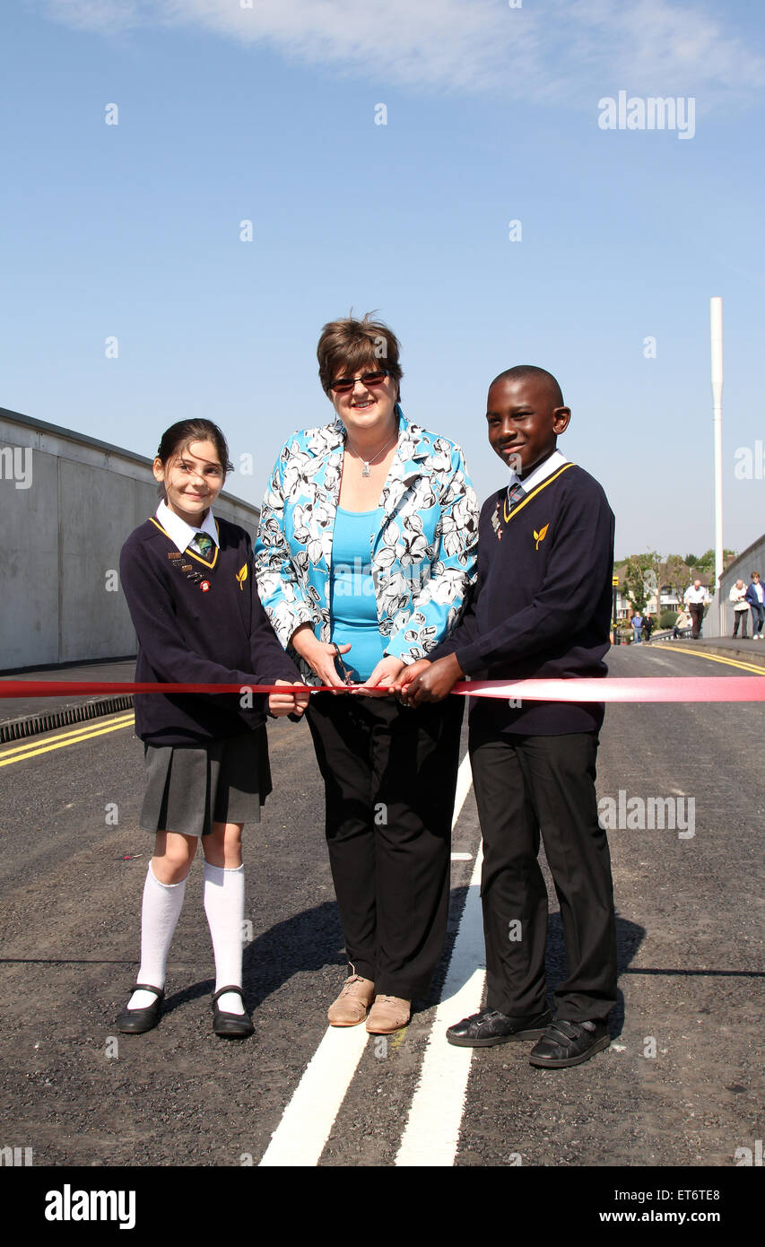 https://c8.alamy.com/comp/ET6TE8/opening-of-new-10-million-tennison-road-bridge-in-south-norwood-croydon-ET6TE8.jpg