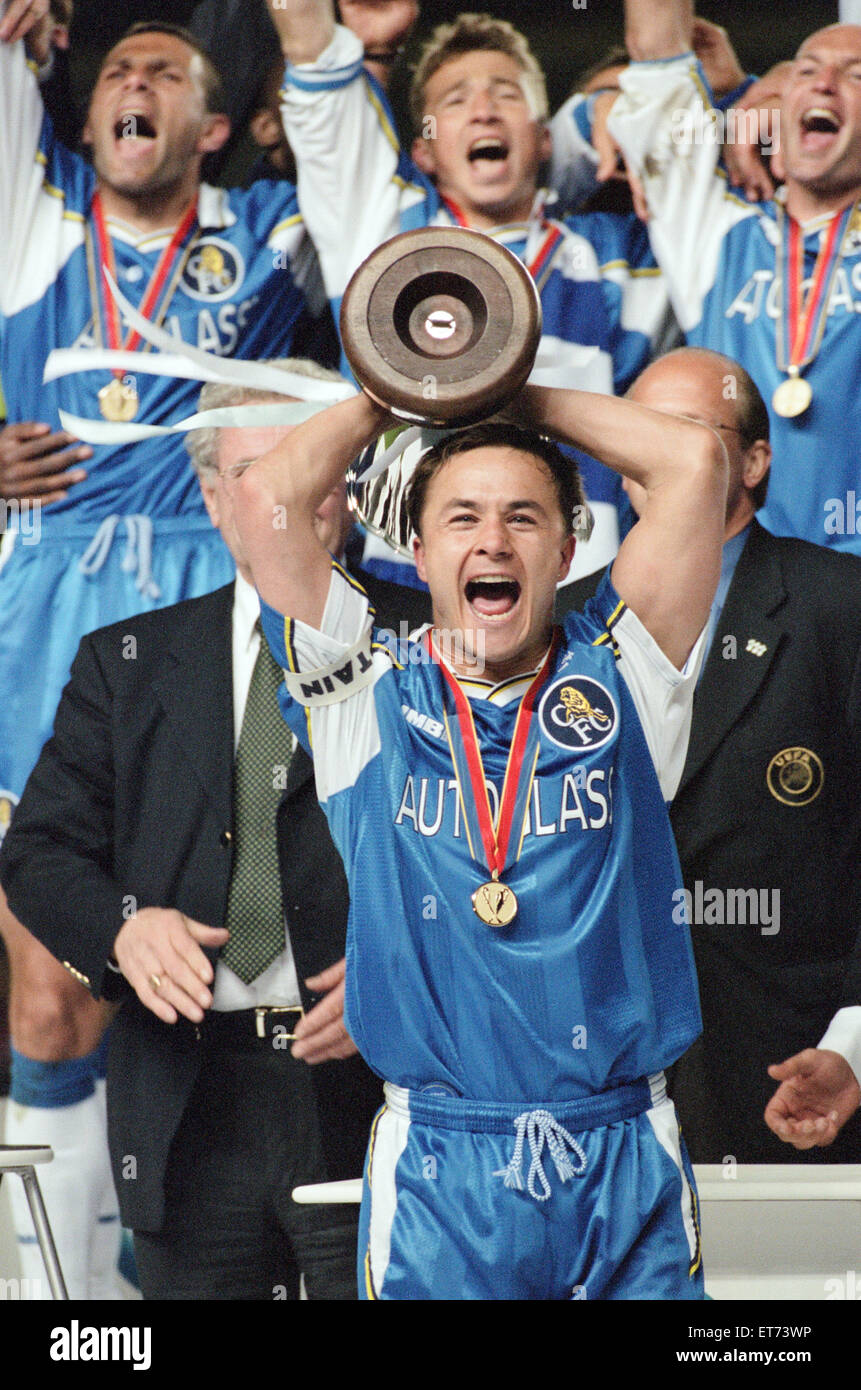 UEFA Cup Winners' Cup Final Chelsea v Stuttgart, held at Råsunda Stadium. Chelsea won the match 1-0, thanks to a Gianfranco Zola goal. Pictured is Dennis Wise, holding the Cup. 13th May 1998. Stock Photo