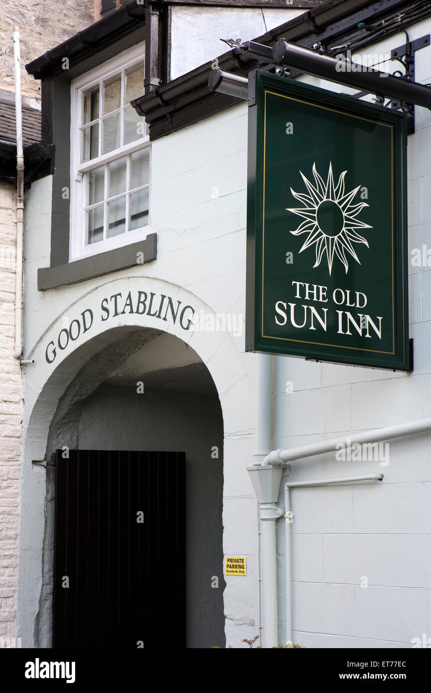 UK, England, Derbyshire, Buxton, London Road, Old Sun Inn sign and yard entrance with good stabling notice Stock Photo