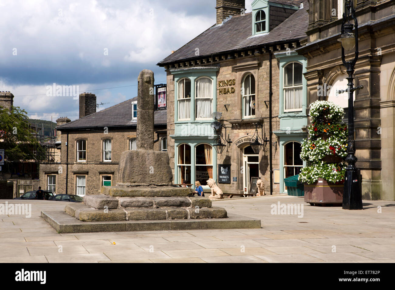 UK, England, Derbyshire, Buxton, Market Place, old cross outside Town Hall and Kings Head pub Stock Photo