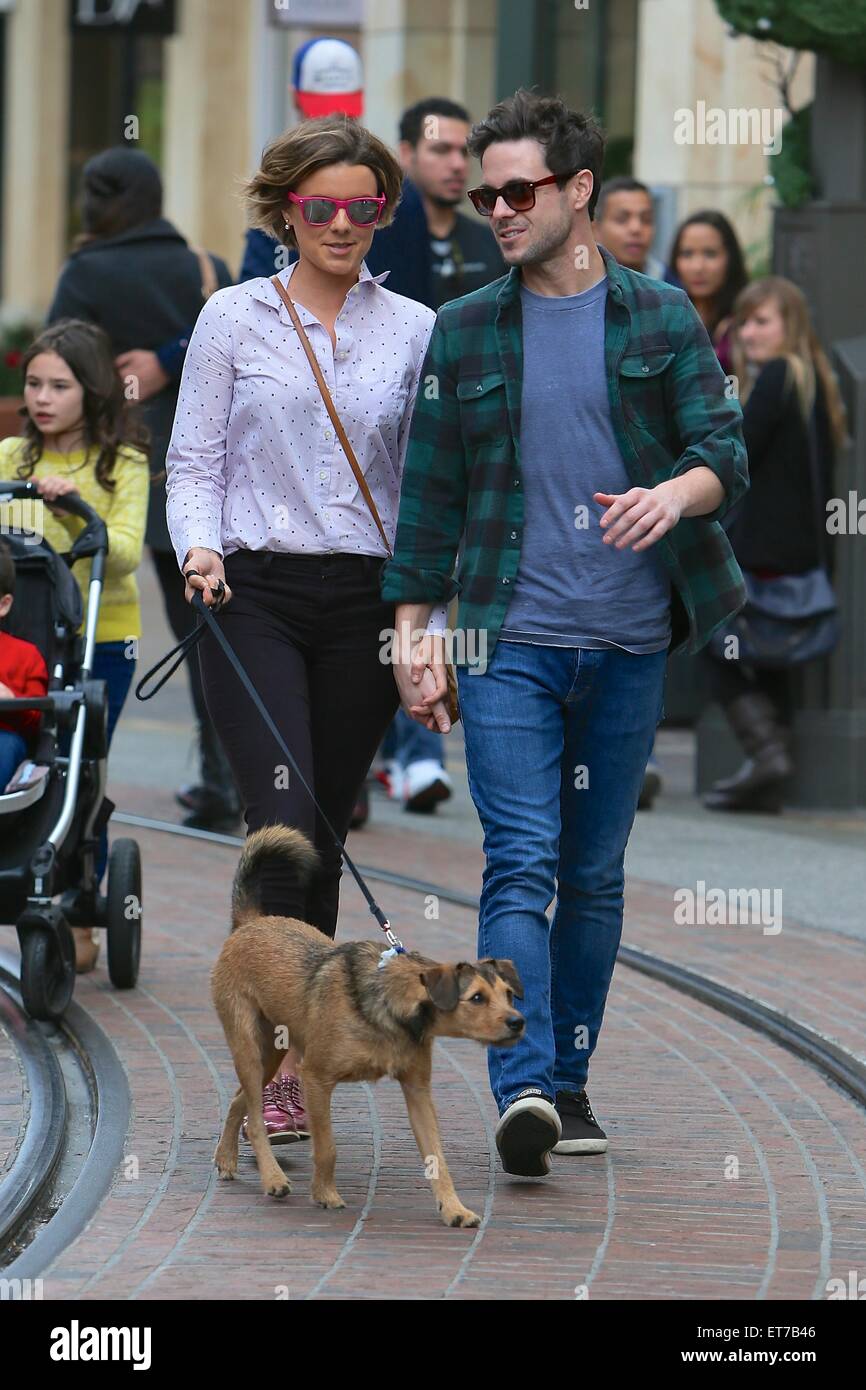 E! News correspondent Ali Fedotowsky looking very tanned out Christmas