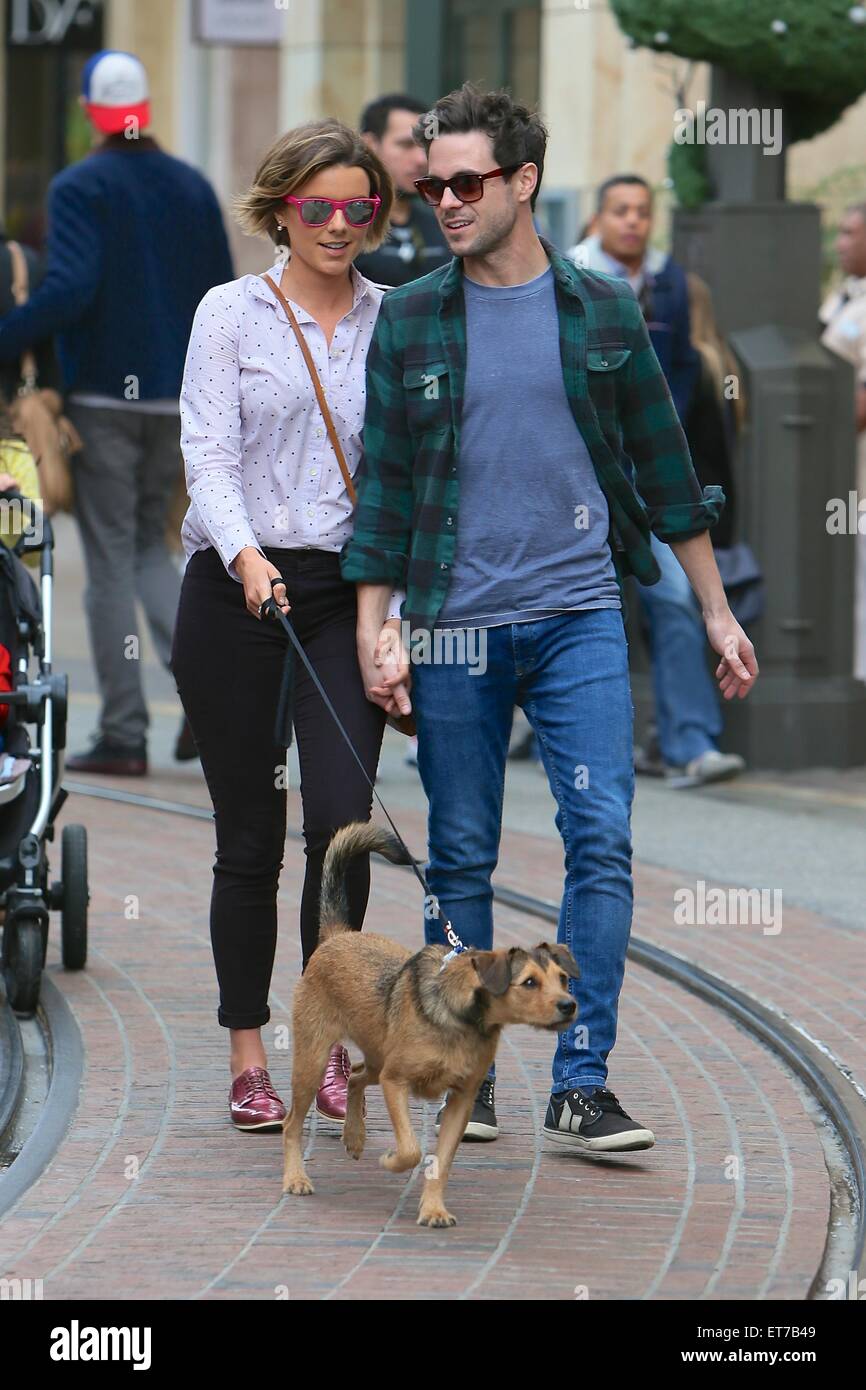 E! News correspondent Ali Fedotowsky looking very tanned out Christmas(02)