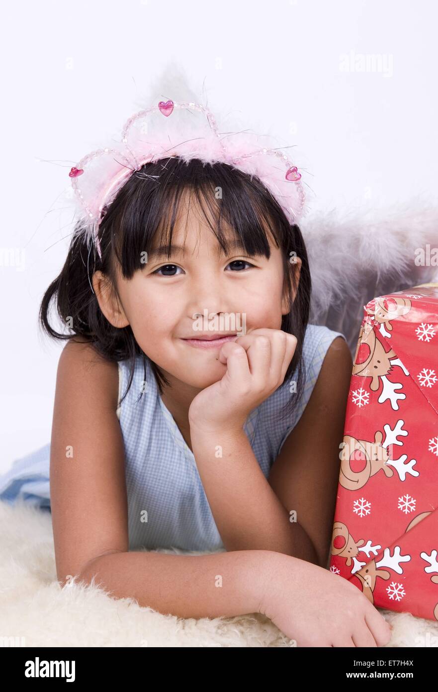 asiatisches Maedchen mit Weihnachtsgeschenk | Asian girl with christmas Stock Photo