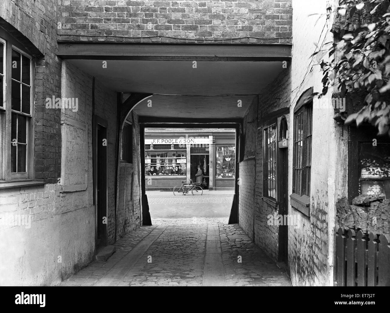 George Inn yard, Uxbridge, London (formerly Middlesex) looking towards F. F. Poole and Son the butchers. Circa 1929 Stock Photo