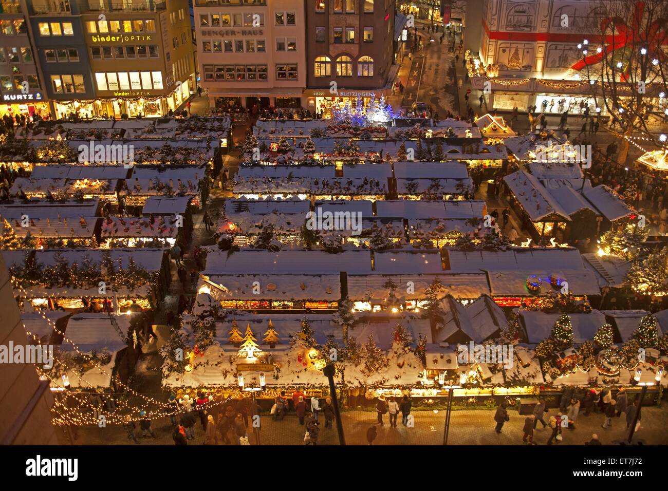 Blick Von Oben Auf Den Stuttgarter Weihnachtsmarkt Am Abend Deutschland Baden Wuerttemberg Stuttgart View From Above To Chr Stock Photo Alamy