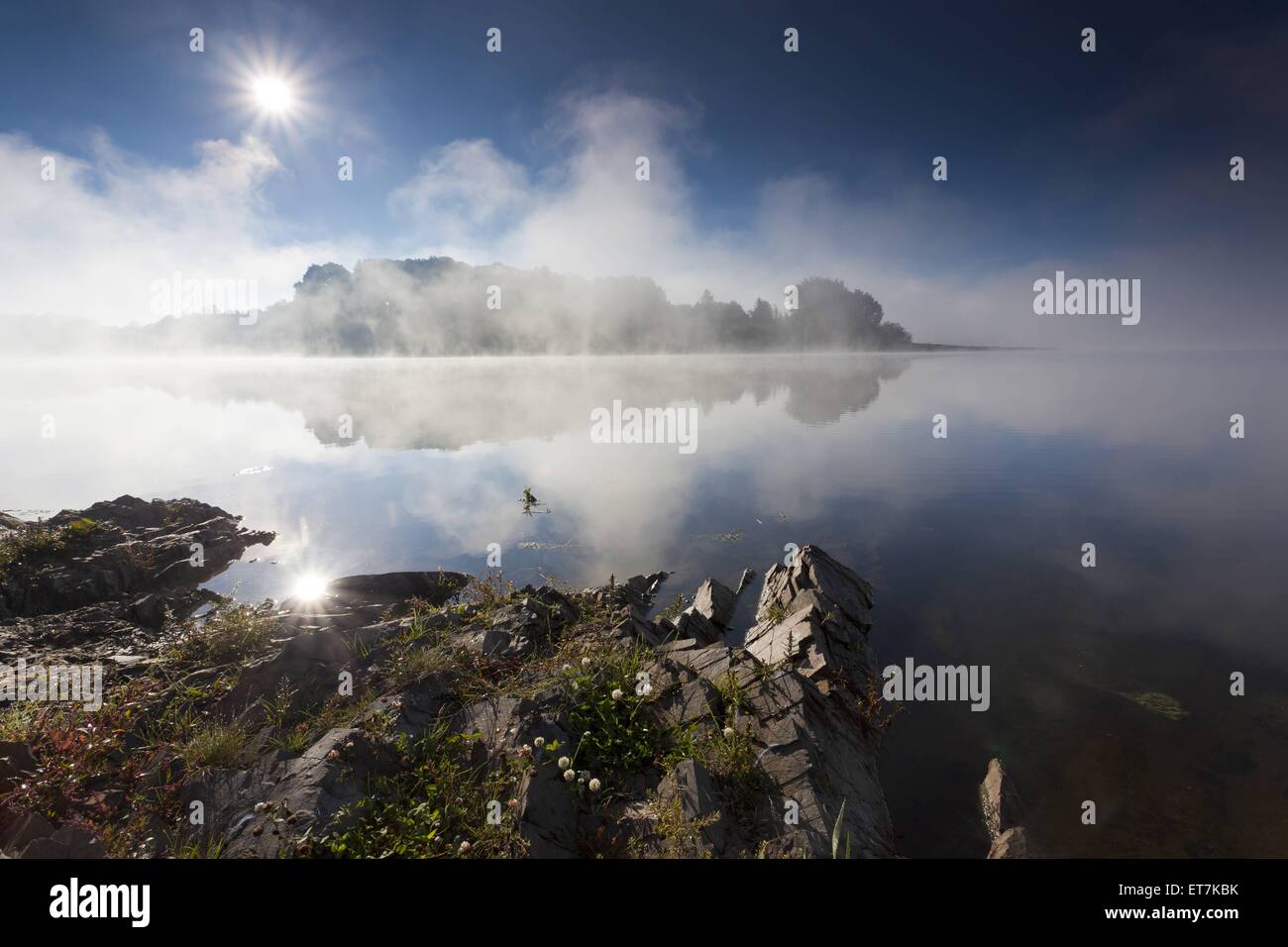 steiniges Seeufer im sich aufloesenden Morgennebel, Deutschland, Sachsen, Vogtland, Talsperre Poehl | stony lakeside in morning  Stock Photo