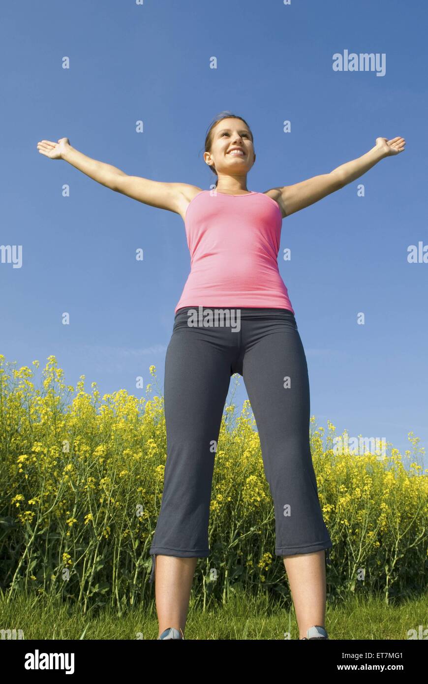 junge Frau macht Tai Chi in der Natur | young woman doing Tai Chi outdoor Stock Photo