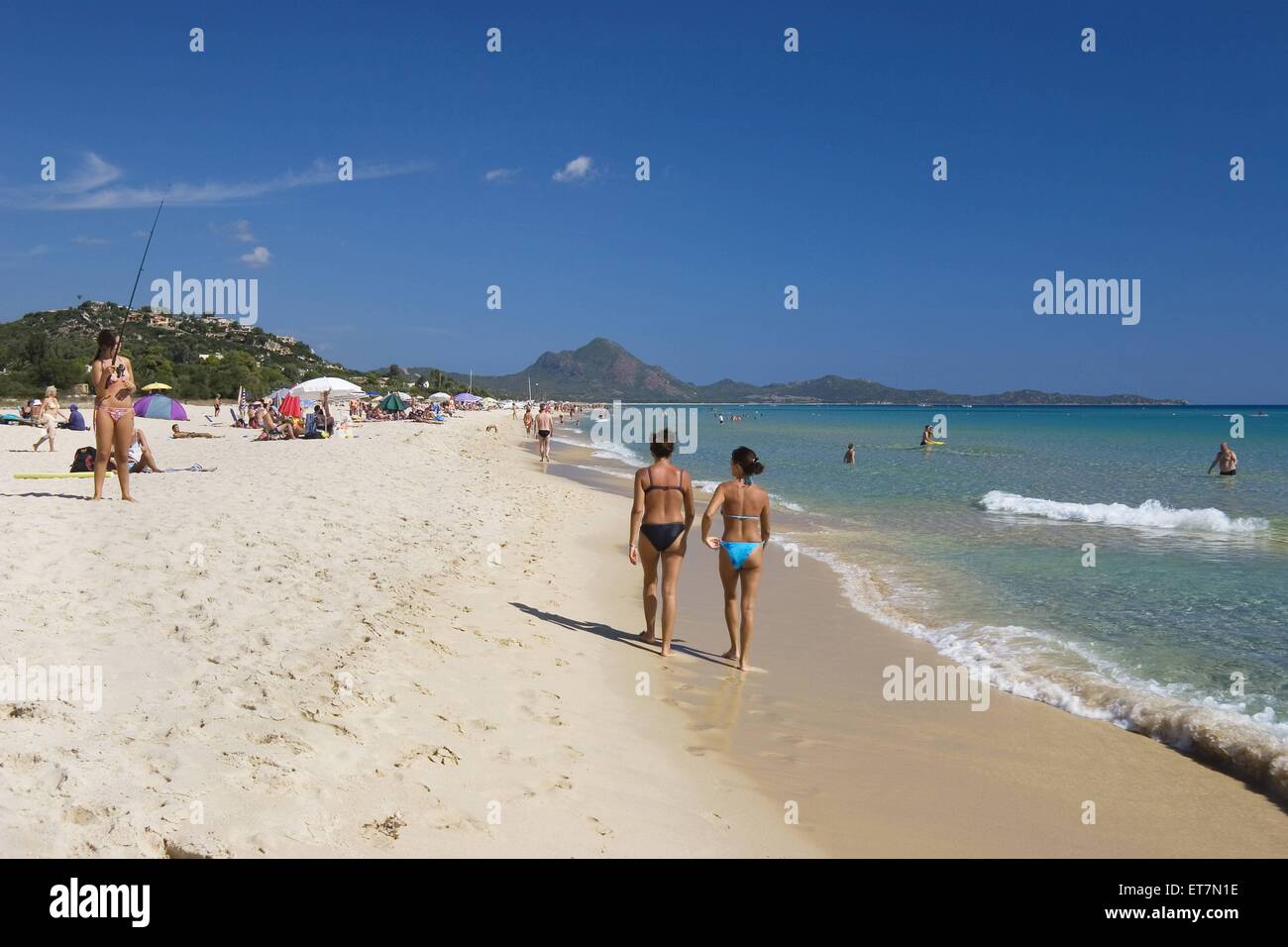 Urlauber am Sandstrand an der Costa Rei, Italien, Sardinien | tourists at sandy beach at Costa Rei, Italy, Sardegna Stock Photo