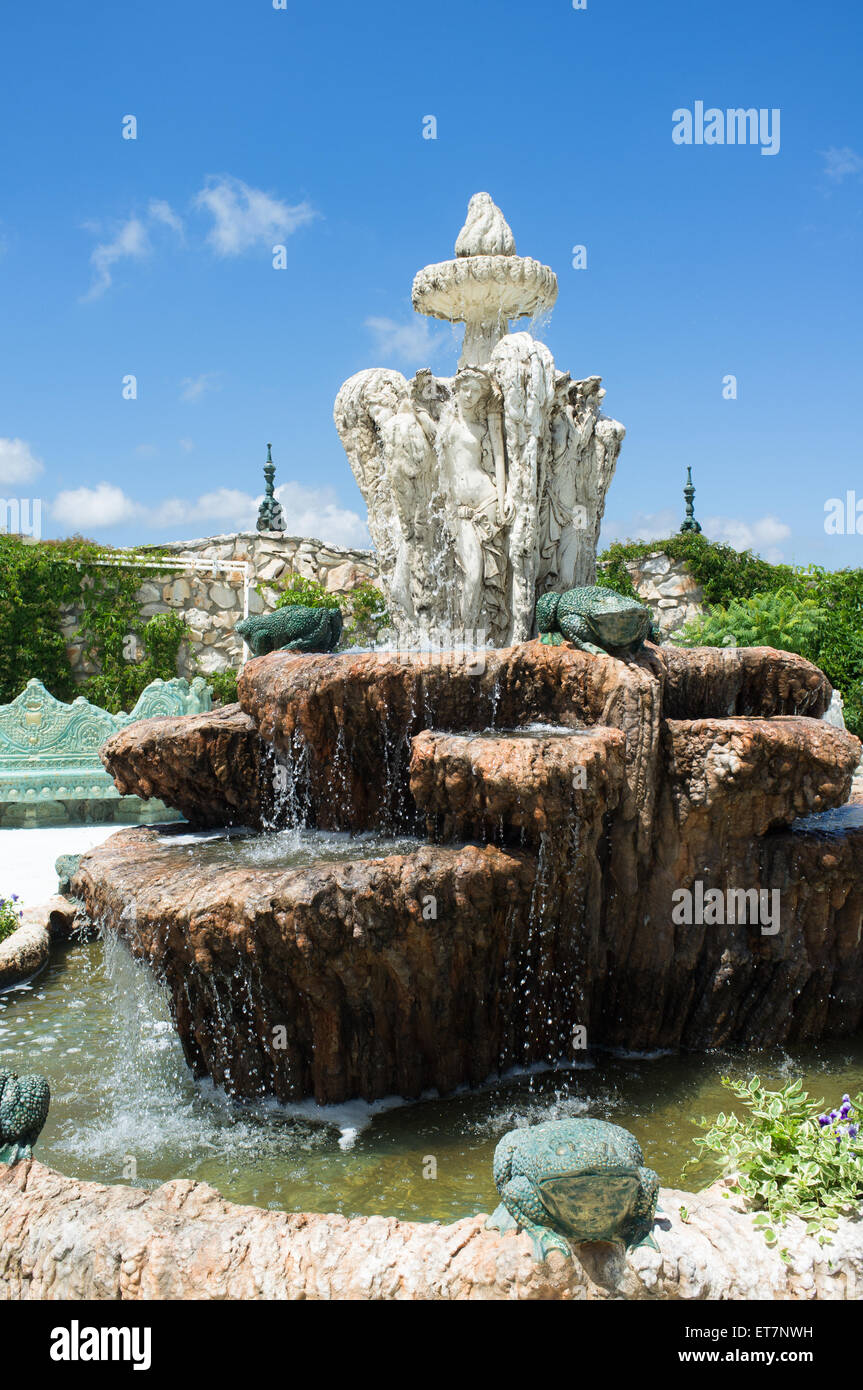 Water fountain garden modern hi-res stock photography and images - Alamy