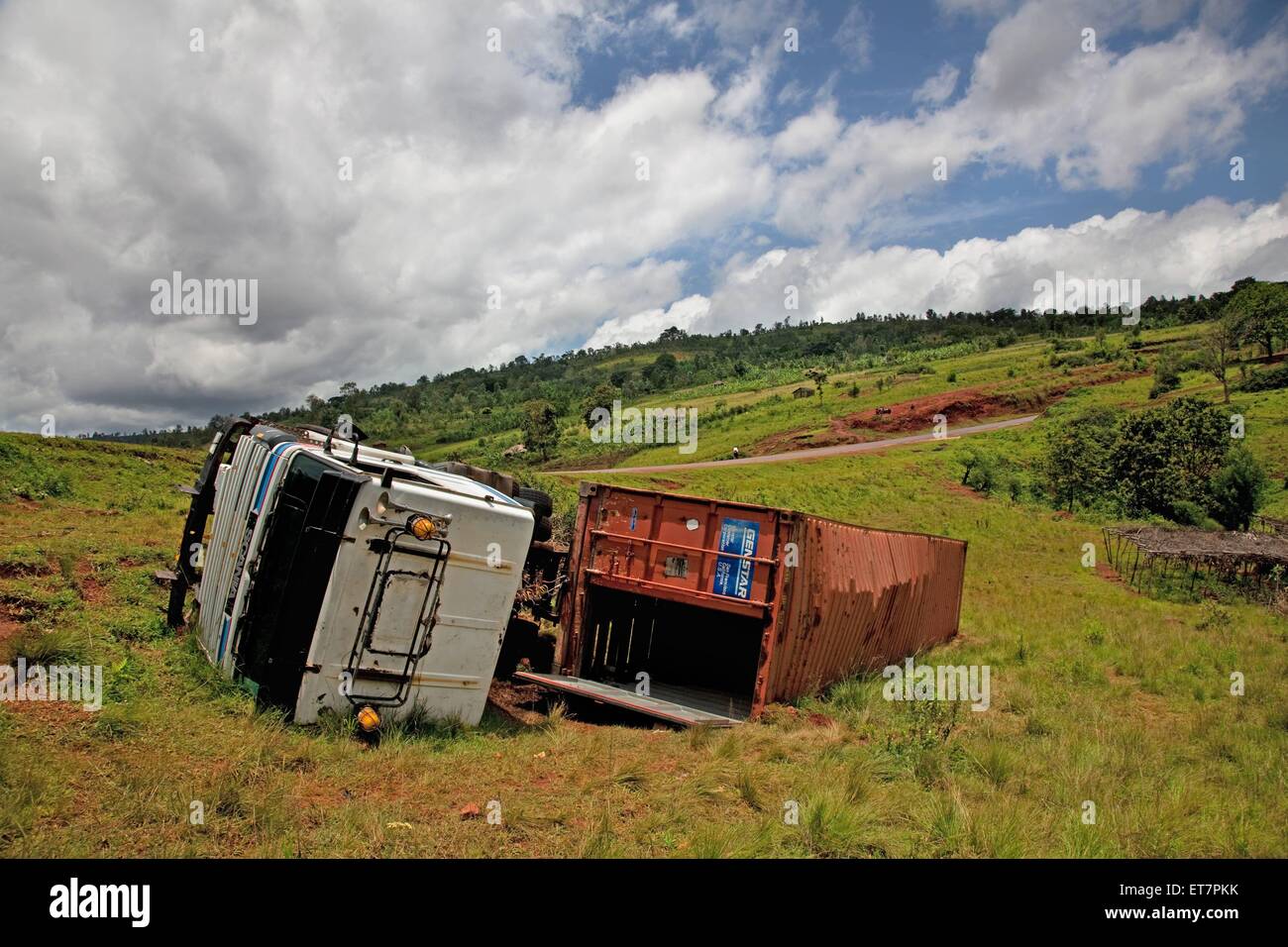 ein Lastwagen mit einem grossen Container ist von der Fahrbahn abgekommen, Burundi, Kirundo, Kirundo | crashed truck roadsides,  Stock Photo