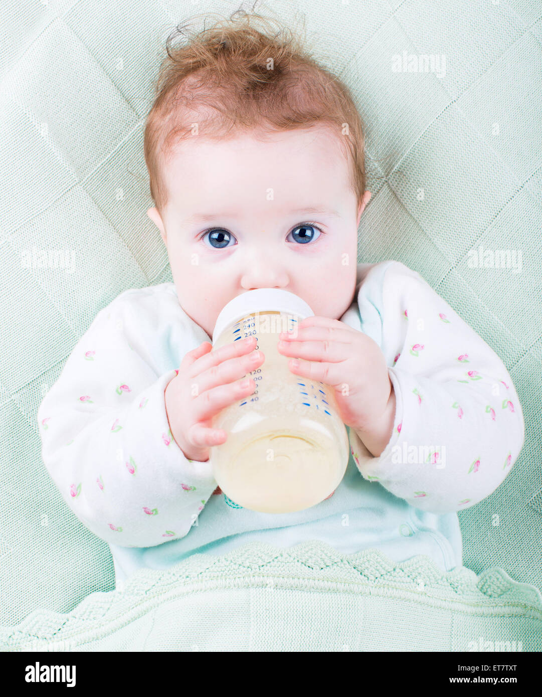 Baby sucking on baby bottle hires stock photography and images Alamy