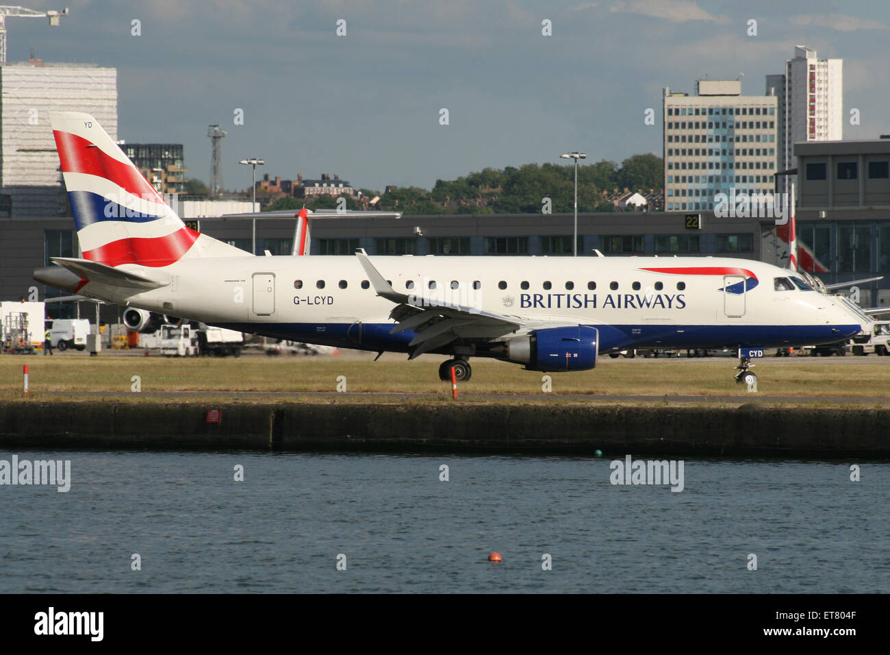 ba british airways embraer 175 docklands london city Stock Photo - Alamy
