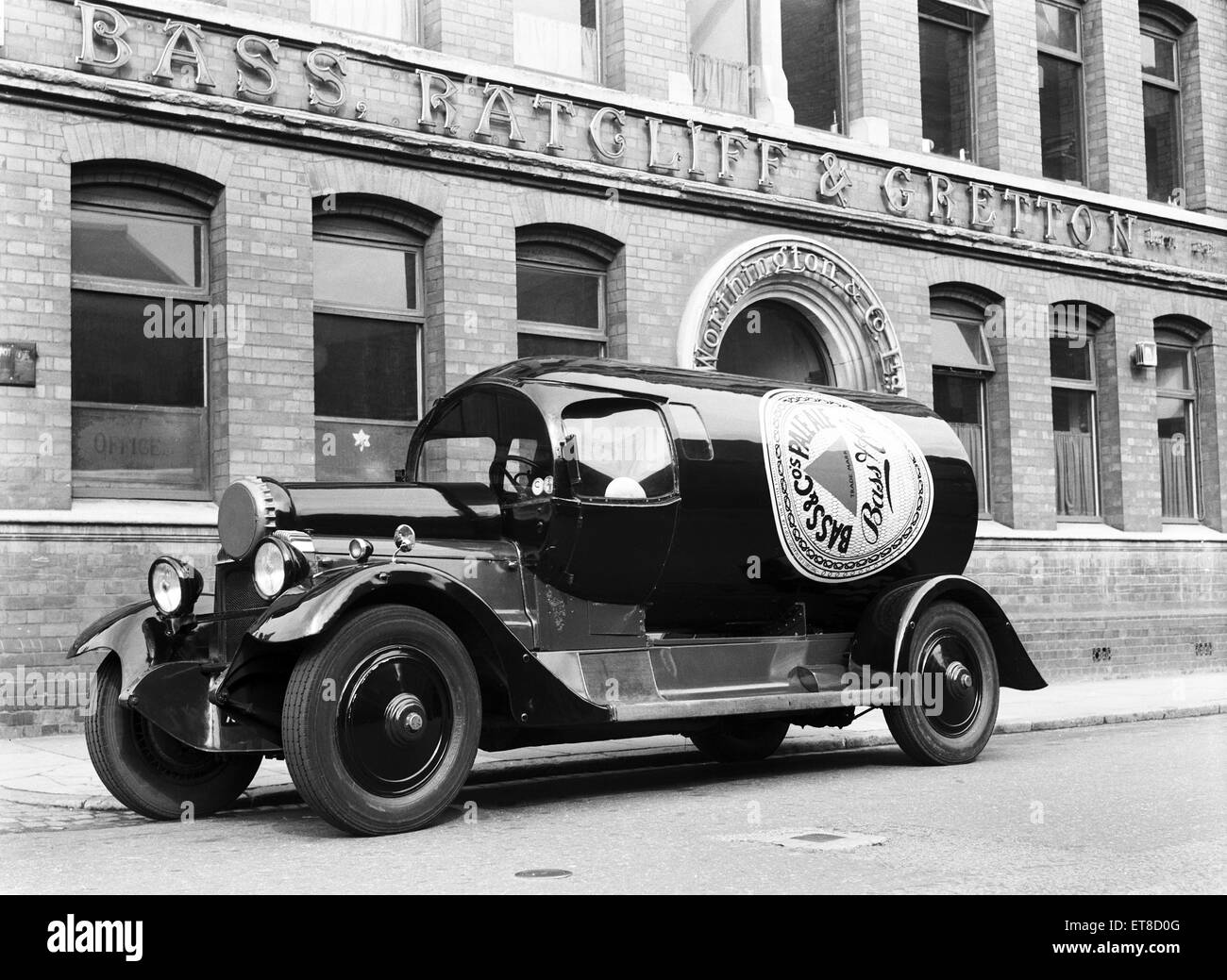 A Daimler TL30 Bass and Pale Ale bottle shaped lorry seen here outside the Bass Ratcliffe and Gretton brewery in Coventry, West Midlands (formerly Warwickshire) Circa June 1954 Stock Photo