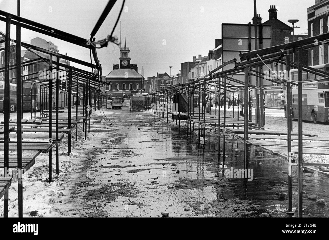 Stockton Market, Stockton High Street. Just 6 stall holders out of a normal 180, believed to be the worst turnout for 25 years, decided to brave the cold weather for todays market, 14th January 1987. Stock Photo