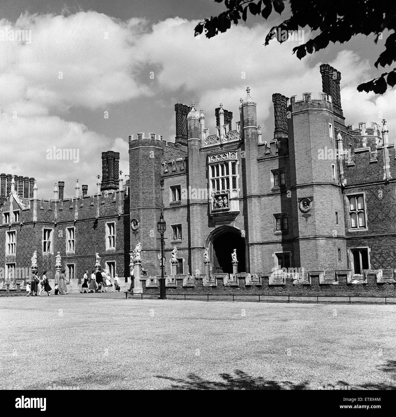 Hampton Court Palace, London Borough of Richmond upon Thames, London, 28th August 1952. Stock Photo