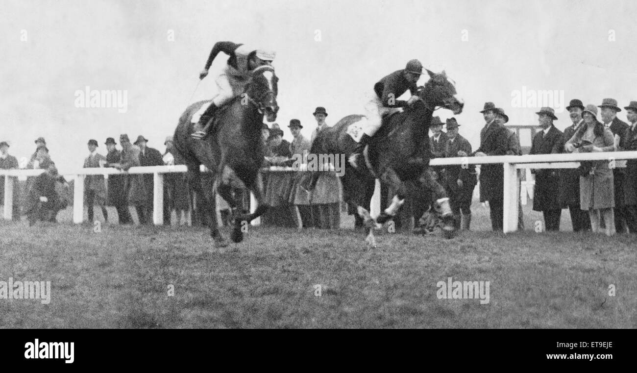 Shaun Golin (left) races to the finishing post to win the 1930 Grand National. 29th March 1930 Stock Photo