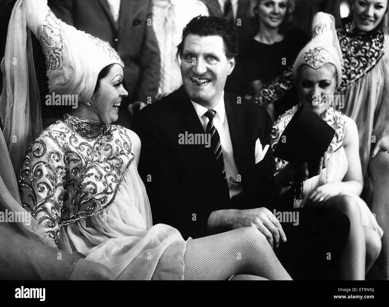 TOMMY COOPER (1921-1984) Welsh comedian and magician Stock Photo - Alamy