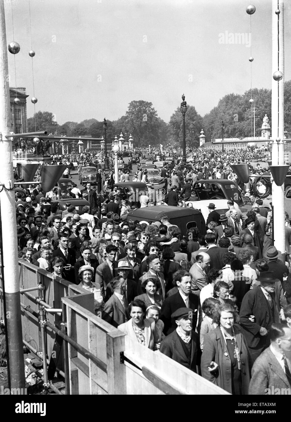 Eight days before Coronation Day, on the Whit Monday bank holiday, crowds outside Buckingham Palace, London. 25th May 1953. Stock Photo