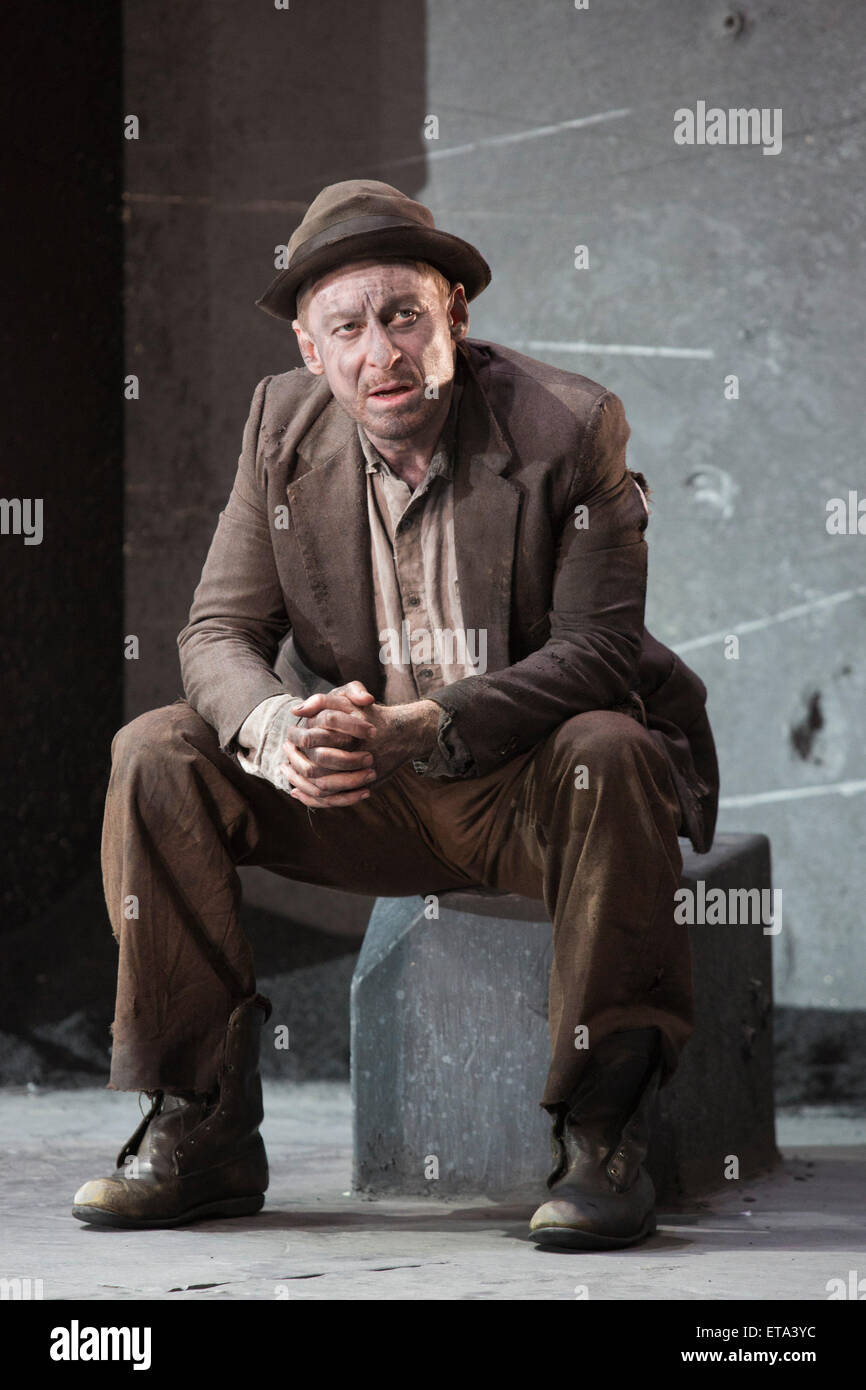 Pictured: Richard Roxburgh as Estragon. Actors Richard Roxburgh and Hugo Weaving star in Samuel Beckett's 'Waiting for Godot' at the Barbican Theatre. Part of the International Beckett Season, this Sydney Theatre Company play is directed by Andrew Upton. With Luke Mullins as Luke, Philip Quast as Pozzo, Richard Roxburgh as Estragon and Hugo Weaving as Vladimir. Performances from 4 to 13 June 2015 at the Barbican Theatre. Stock Photo