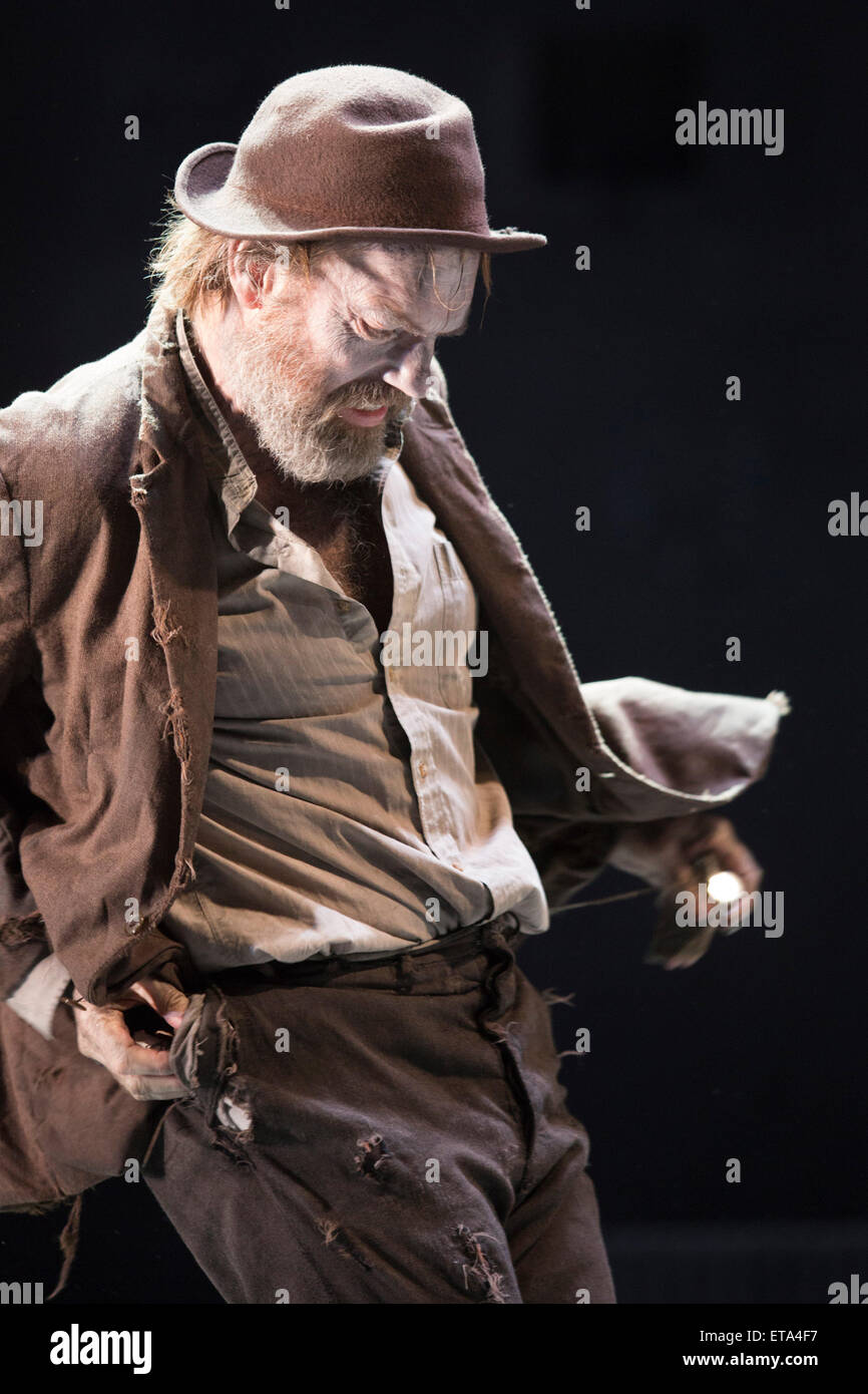 Pictured: Hugo Weaving as Vladimir. Actors Richard Roxburgh and Hugo Weaving star in Samuel Beckett's 'Waiting for Godot' at the Barbican Theatre. Part of the International Beckett Season, this Sydney Theatre Company play is directed by Andrew Upton. With Luke Mullins as Luke, Philip Quast as Pozzo, Richard Roxburgh as Estragon and Hugo Weaving as Vladimir. Performances from 4 to 13 June 2015 at the Barbican Theatre. Stock Photo