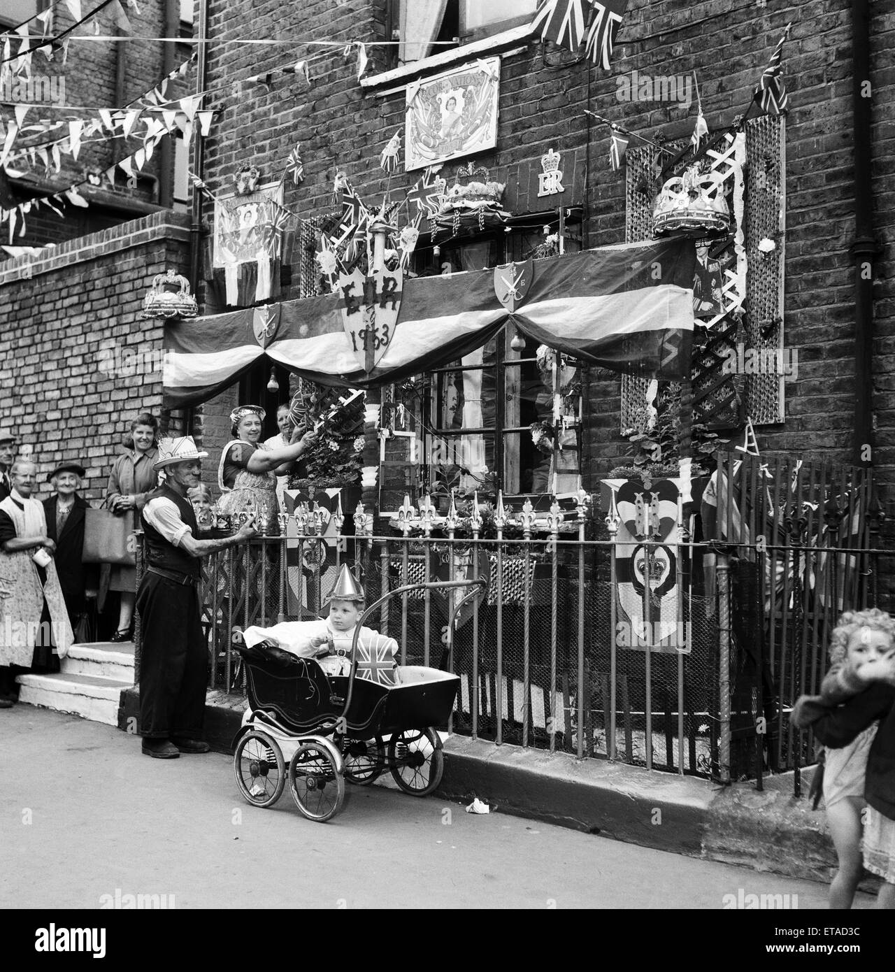 Eight days before Coronation Day, on the Whit Monday bank holiday. Decorations in Finsbury, London. 25th May 1953. Stock Photo