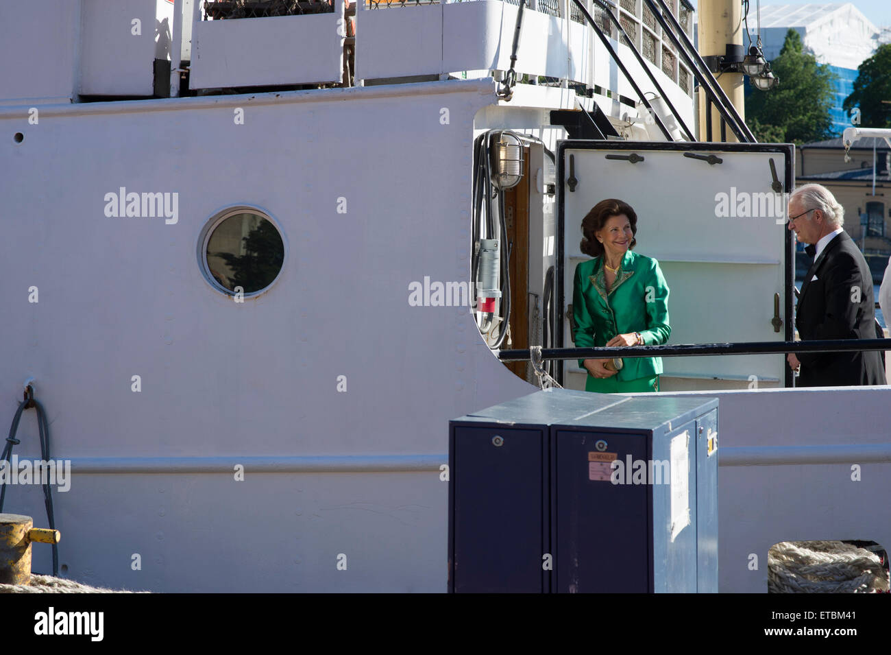 Stockholm, Sweden, June, 12, 2015. Private guests arrives at Strandvagen, Stockholm to board the Archipelago ship s/s Stockholm for further transport to the festivities. This is the start of the celebration of the marriage between Prince Carl Philip and Ms Sofia Hellqvist that will take place tomorrow at the Royal Chapel, Stockholm.  HRH Queen Silvia and HRH King Carl Gustaf XVI of Sweden arrives to s/s Stockholm. Credit:  Barbro Bergfeldt/Alamy Live News Stock Photo