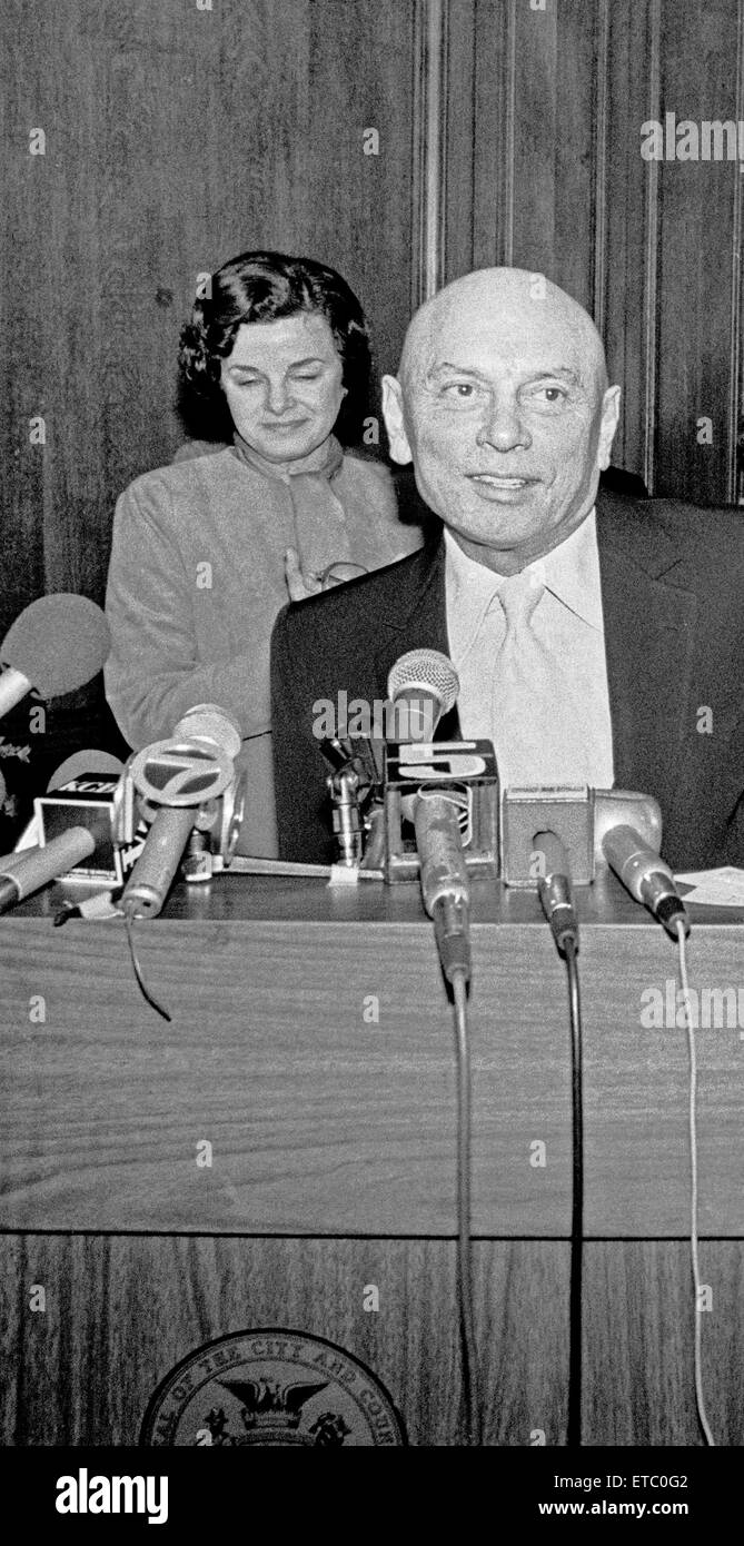 Yul Brynner and San Francisco Mayor Dianne Feinstein press conference Stock Photo