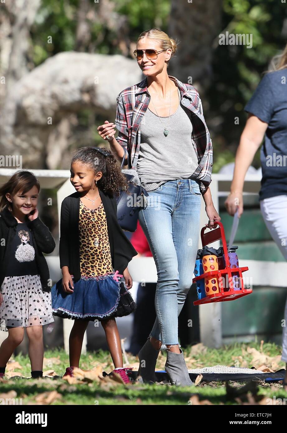 Heidi Klum arrives at her children's soccer practice Featuring Heidi