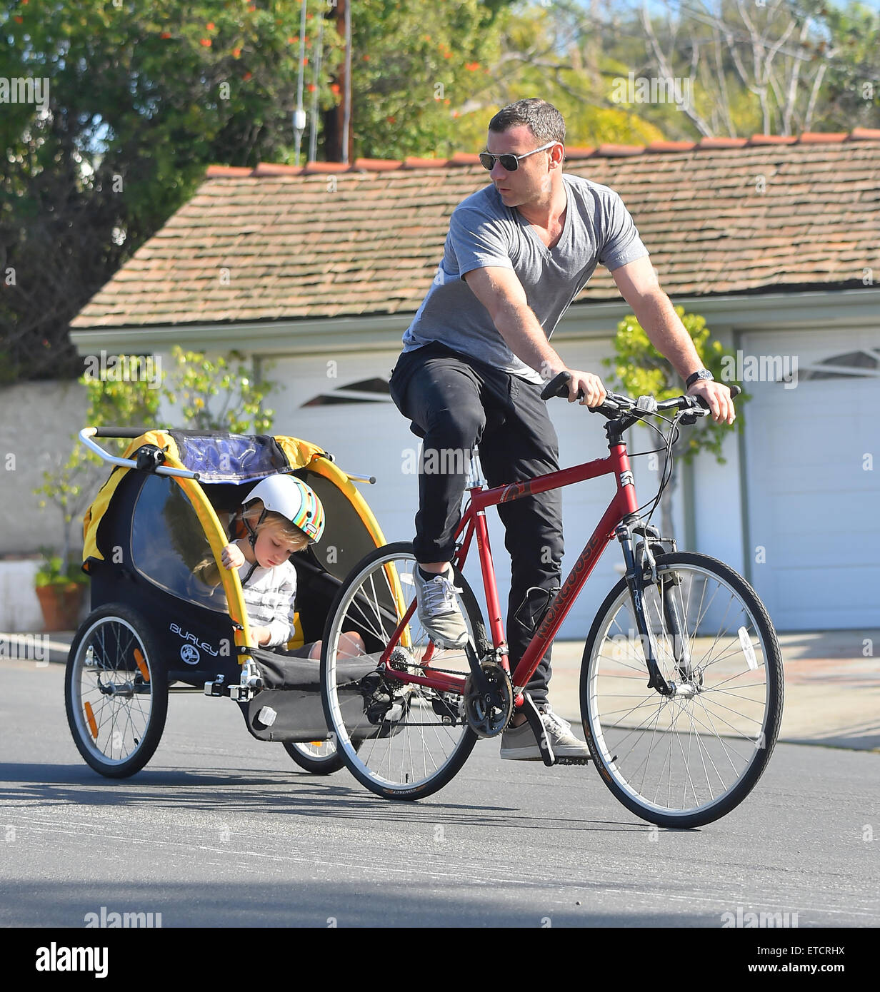 liev-schreiber-takes-his-boys-to-the-market-riding-on-their-bikes-ETCRHX.jpg