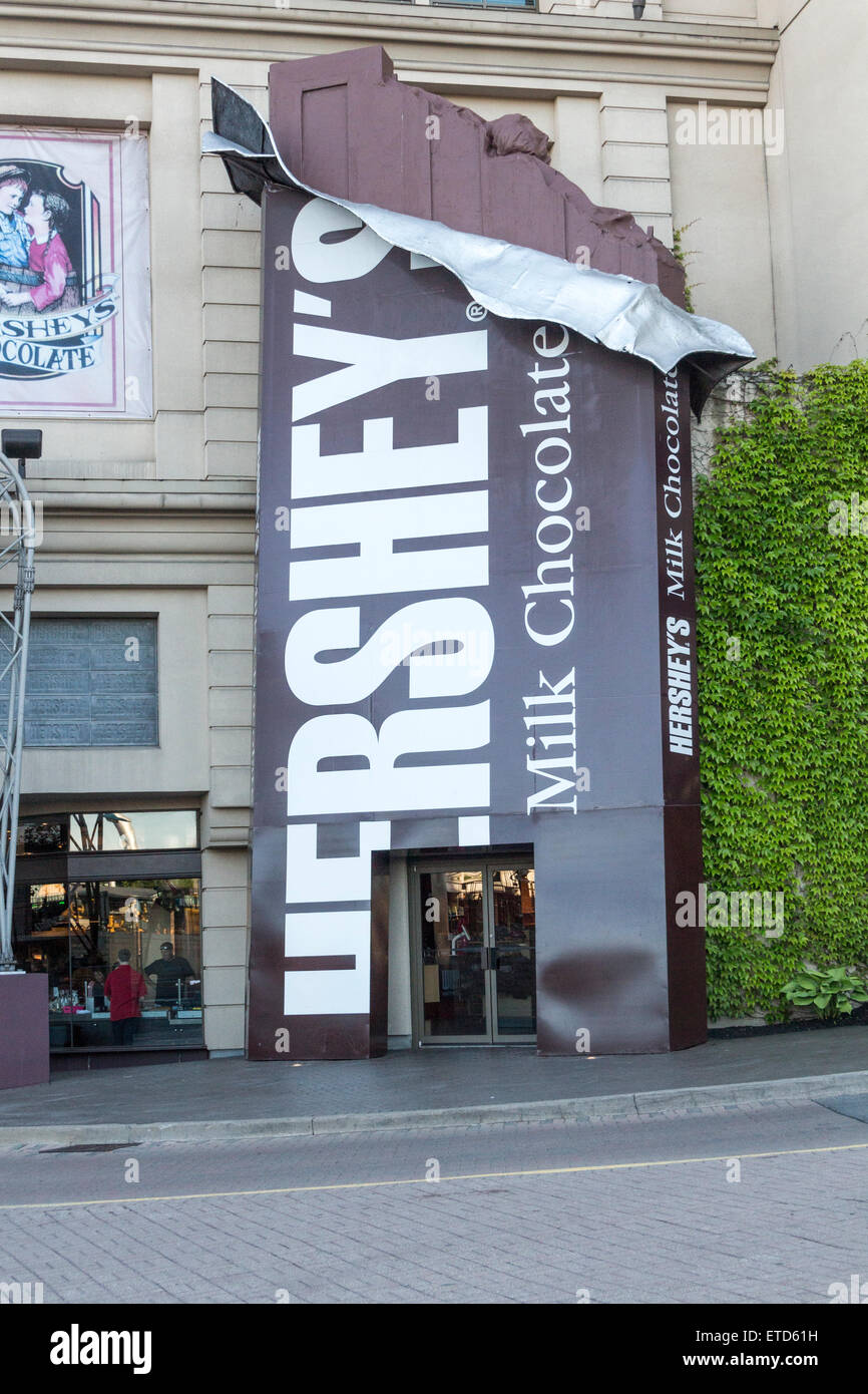 Large Hershey's chocolate bar at the entrance to the Hershey's store in Niagara Falls, Ontario Stock Photo