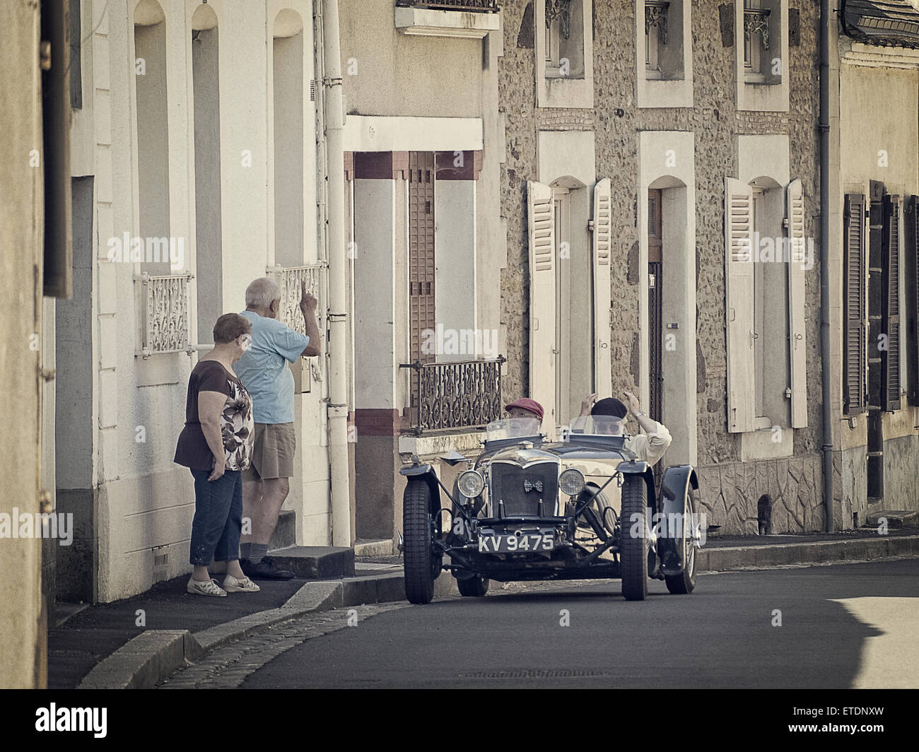 1934 Riley Ulster Imp. The crew talks to residents in Beaumont -sur- Sarthe France Stock Photo