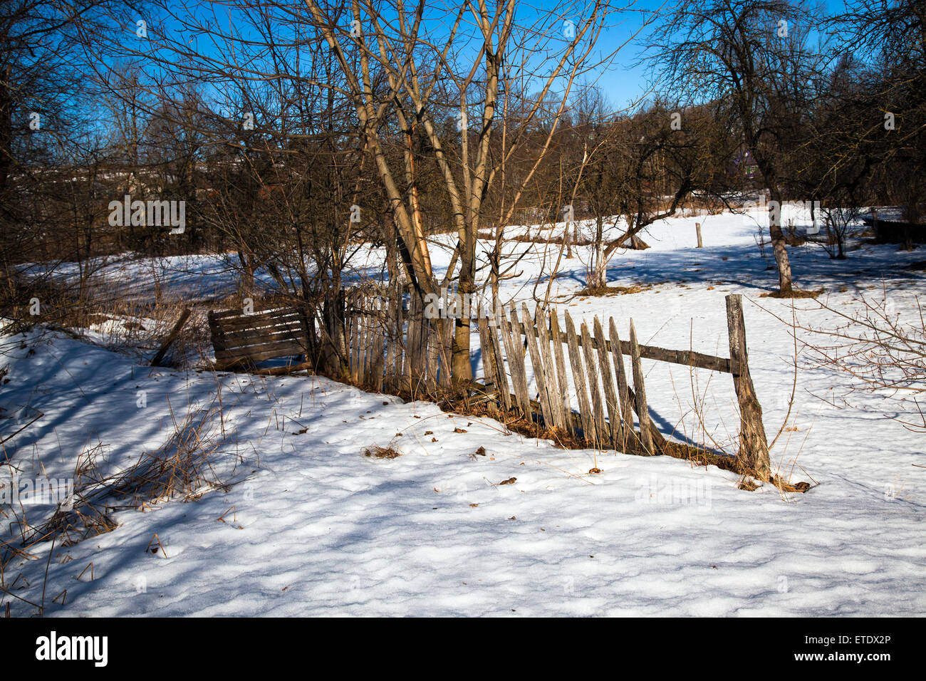 Broken white picket fence hi-res stock photography and images - Alamy