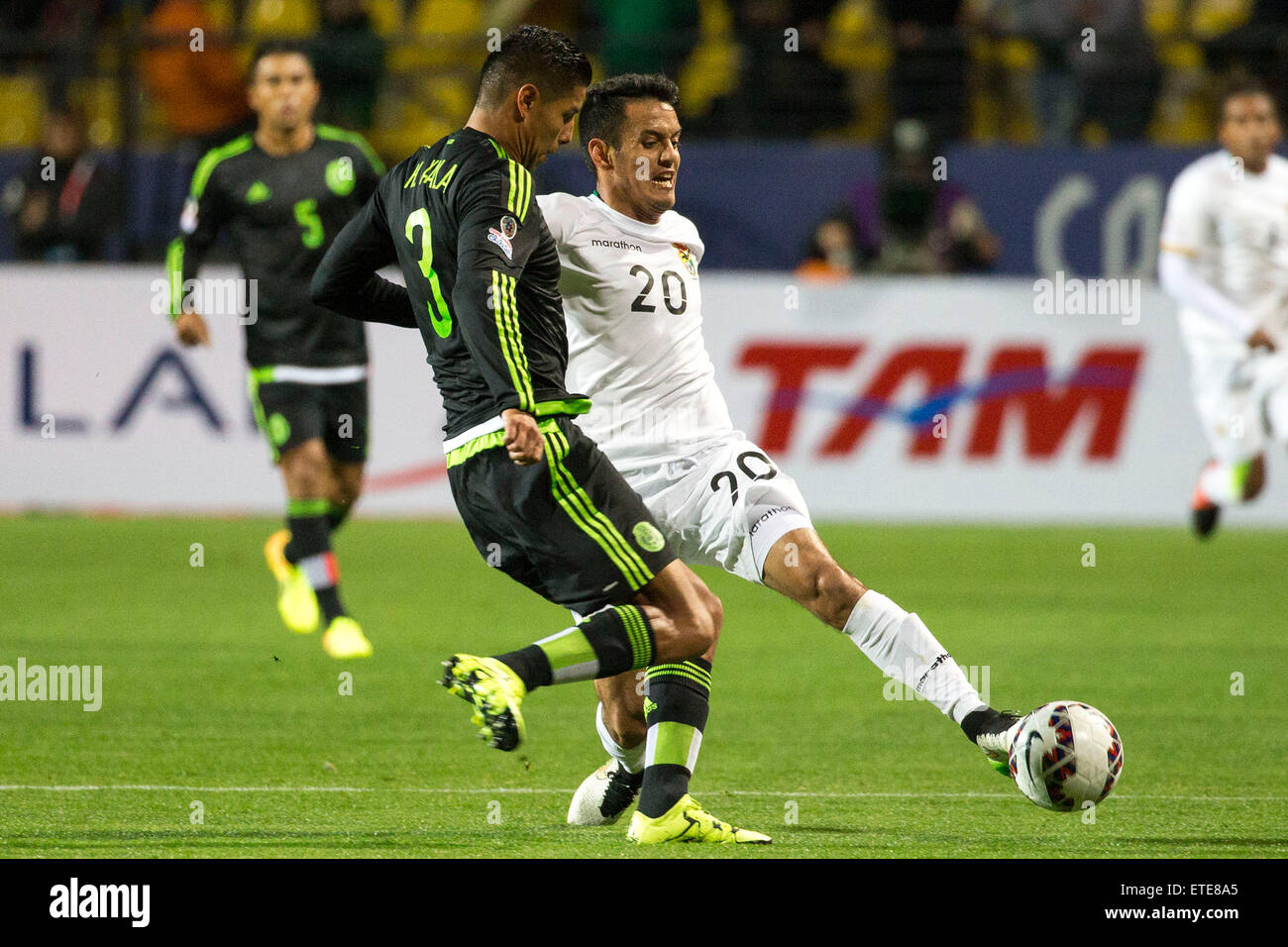 Vina Del Mar, Chile. 12th June, 2015. Mexico's Hugo Ayala (L) vies the ball with Bolivia's Jhasmani Campos (R) during the Group Phase match of the Copa America 2015, in the El Sausalito stadium, in Vina del Mar, Chile, on June 12, 2015. Credit:  Luis Echeverria/Xinhua/Alamy Live News Stock Photo