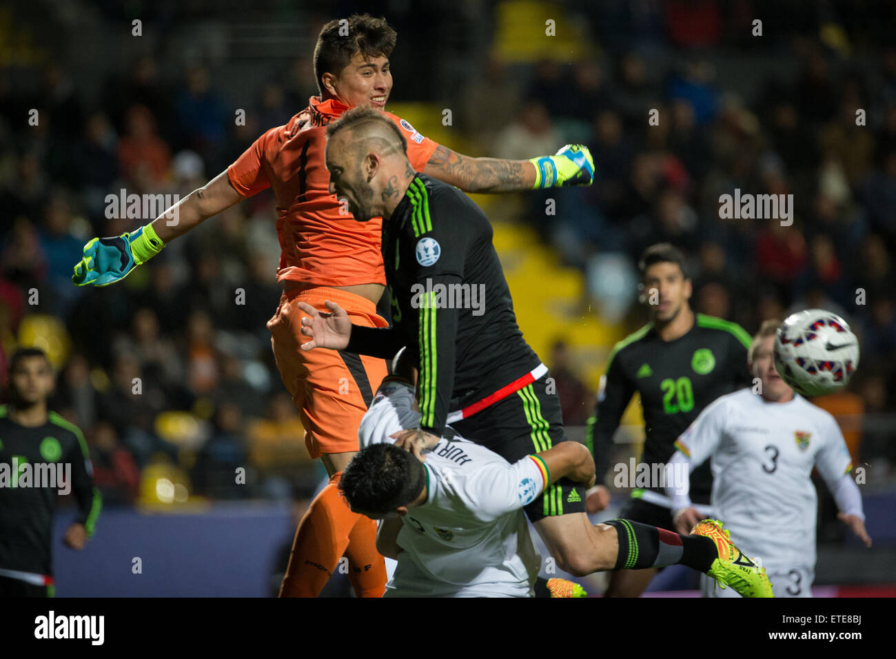 Vina Del Mar, Chile. 12th June, 2015. Mexico's Mat¨ªas Vuoso (C) vies the ball with Bolivia's goalkeeper Romel Quinonez (BACK) during the Group Phase match of the Copa America 2015, in the El Sausalito stadium, in Vina del Mar, Chile, on June 12, 2015. Credit:  Pedro Mera/Xinhua/Alamy Live News Stock Photo