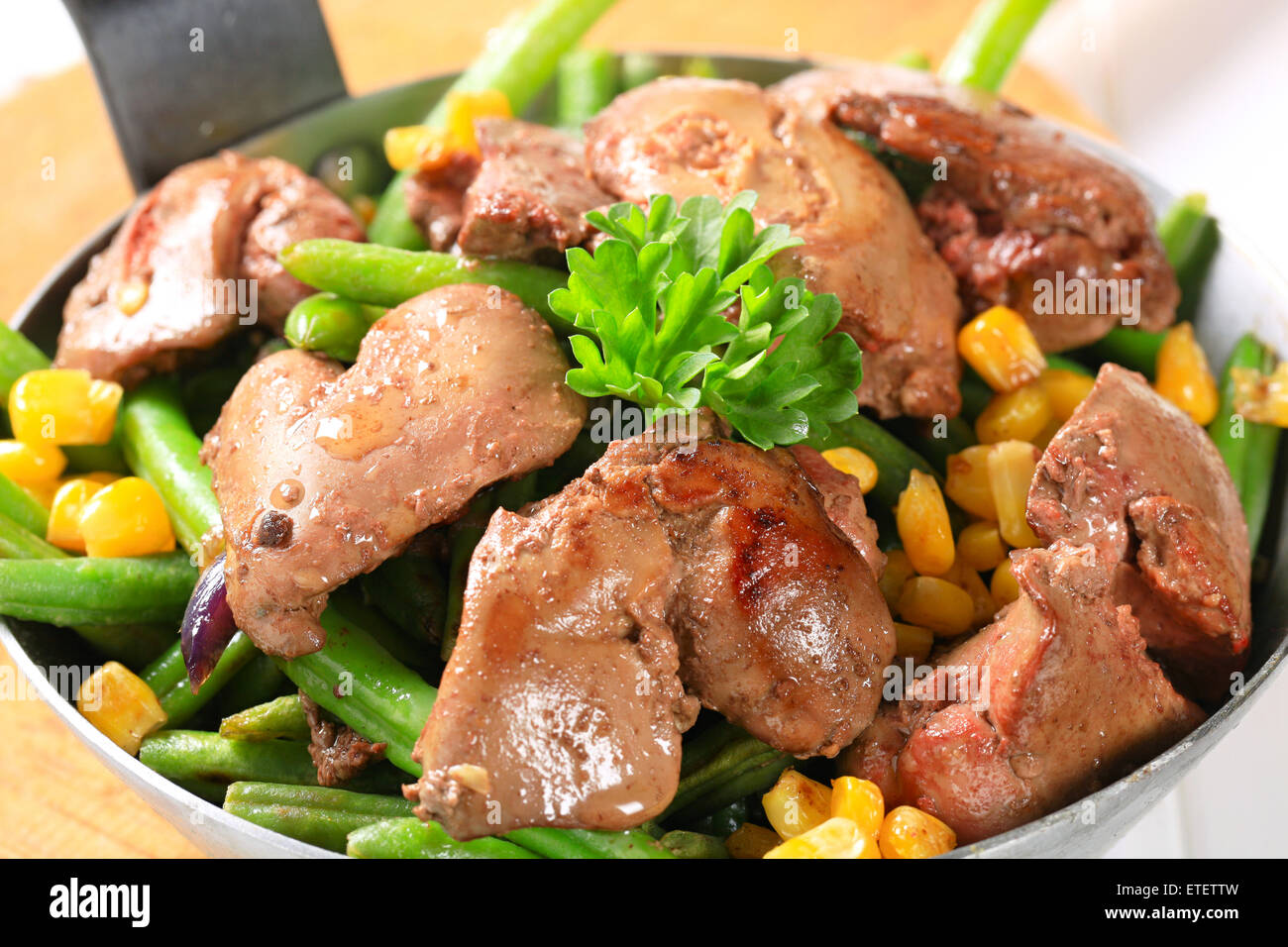 подлива из куриной печени. куриная печень с кукурузой. как готовить печень цыпленка. печень в соевом соусе. тушёная куриная печень с луком в сливках.