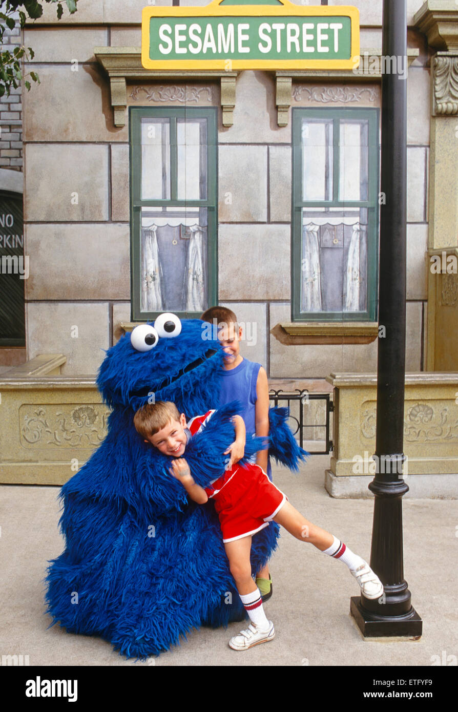 "COOKIE MONSTER" & CHILDREN AT SESAME PLACE; FAMILY ACTIVITY PARK; LANGHORNE, PENNSYLVANIA, USA Stock Photo